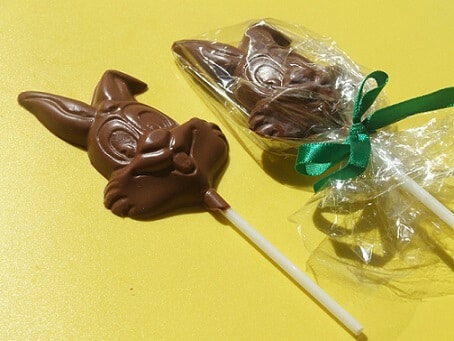 A Páscoa já ta chegando e essa receita de Pirulito de chocolate em forma de coelho, é um sucesso entre as crianças