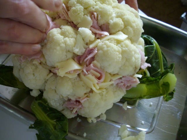 Como algumas pessoas eu só conhecia a couve-flor na salada, mas hoje com essa receita de Couve-Flor recheada e gratinada você vai ver como ela pode ser o prato principal.