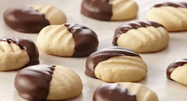 biscoitos amanteigados com chocolate, super fácil de fazer e fica delicioso.