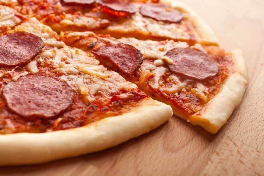 Se você assim como eu ama pizza mas o trabalho de fazer em casa te desanima, essa receita de Pizza 100% no microondas, vai fazer você mudar de ideia e se animar rapidinho, é uma forma fácil e pratica e tenho certeza que você vai amar!