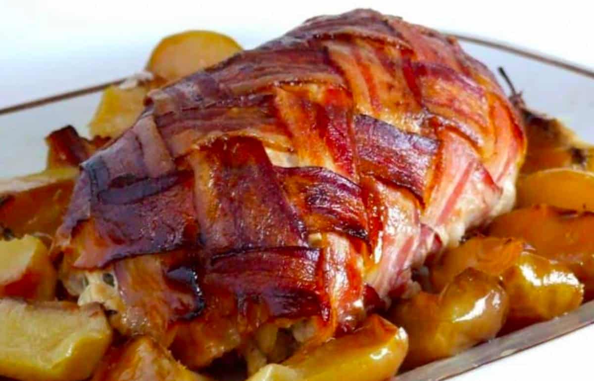 Lombo de Porco com bacon e maçã assada