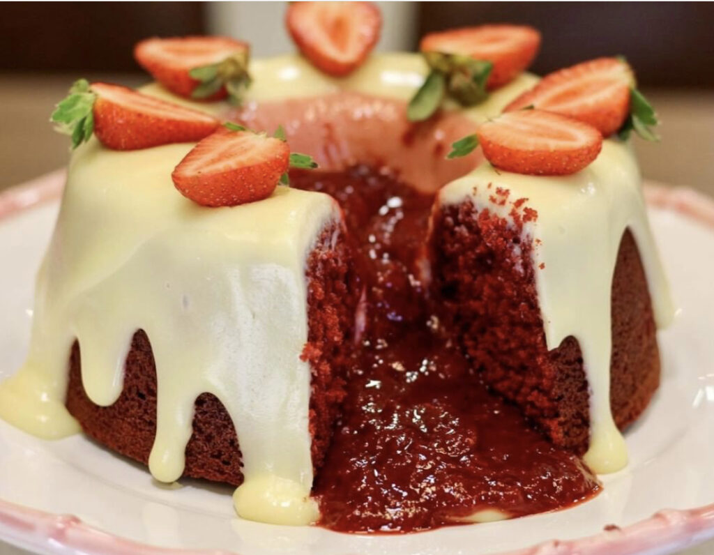 bolo red velvet com geleia de frutas vermelhas e cream cheese
