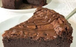 Torta de chocolate com 3 ingredientes tão fácil que você não vai acreditar