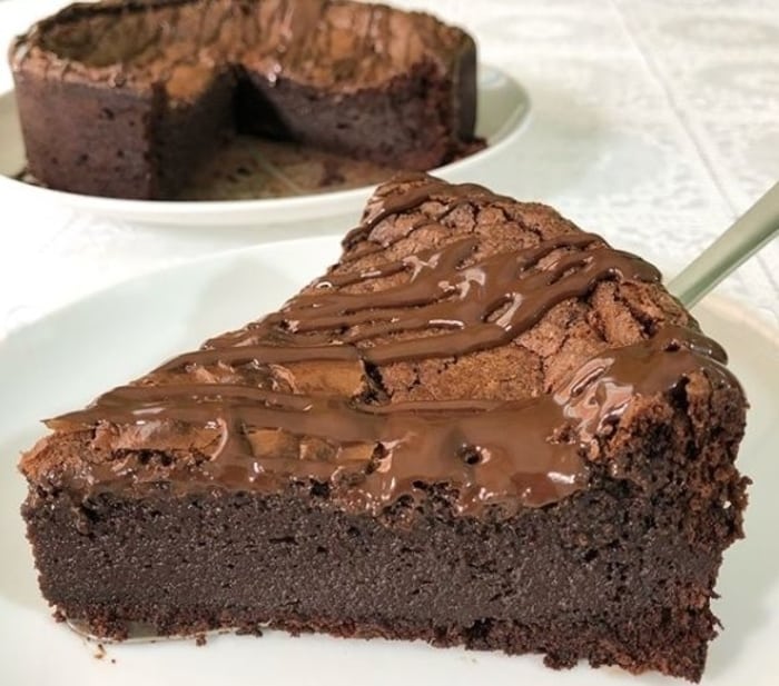 Torta de chocolate com 3 ingredientes tão fácil que você não vai acreditar