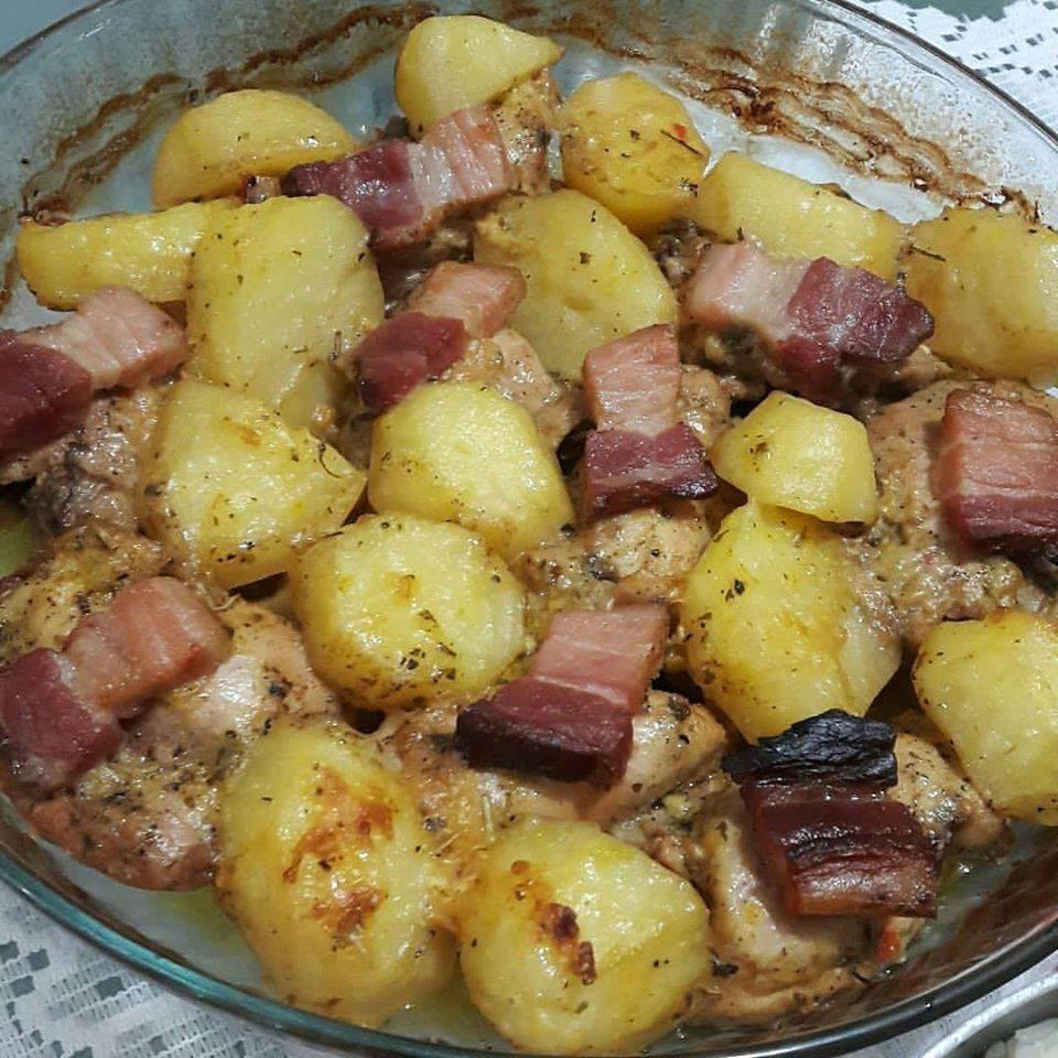 Sobrecoxa Assada com Batatas e bacon perfeito você precisa conferir