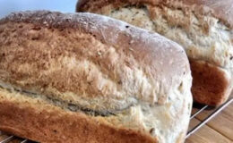 Pão caseiro com aveia muito fácil de fazer e delicioso demais