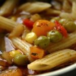 Sopa de macarrão com legumes super saborosa ótima pra comer no frio
