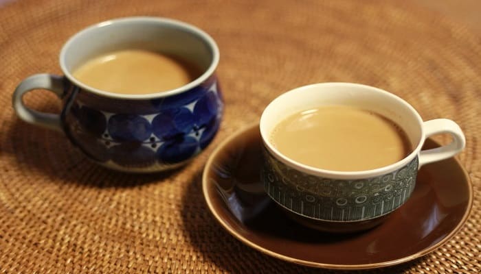 Chá mate com leite saúde e gostosura numa xícara venha ver