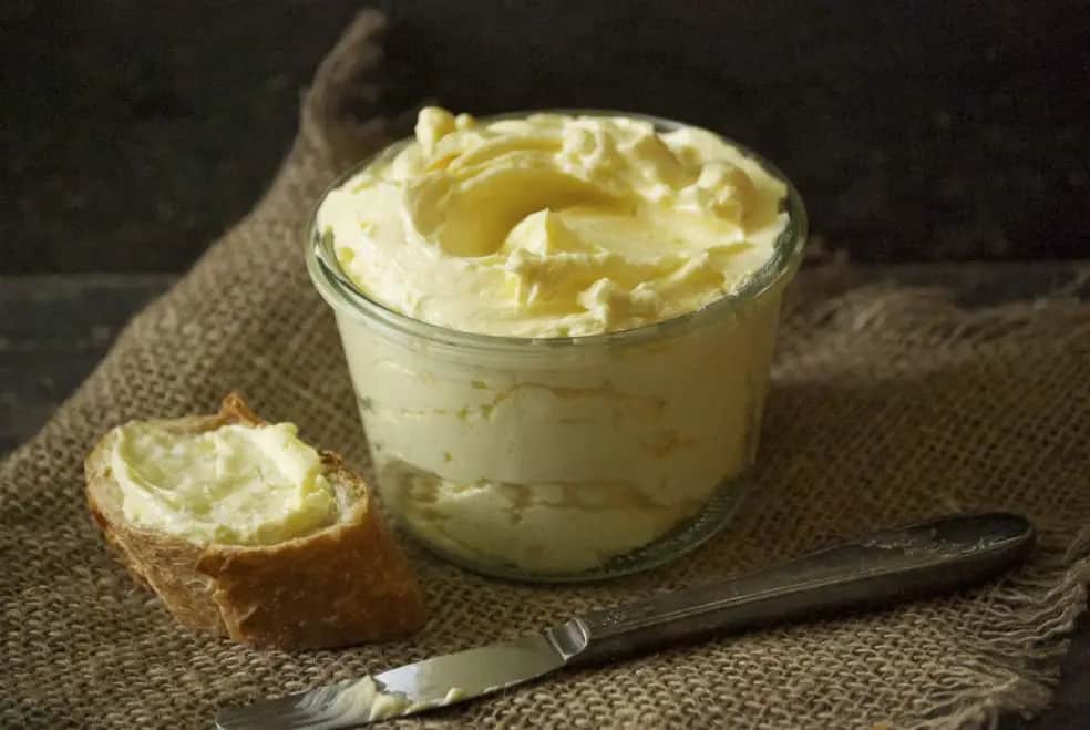 Manteiga caseira fácil com só 2 ingredientes cremosa e gostosa