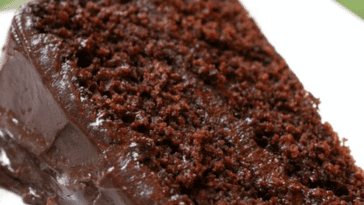 Bolo de chocolate com água uma delícia, ajuda a economizar