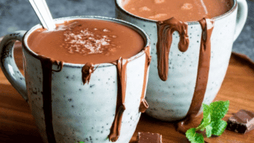 Faça agora esse chocolate quente cremoso, ideal para noites frias