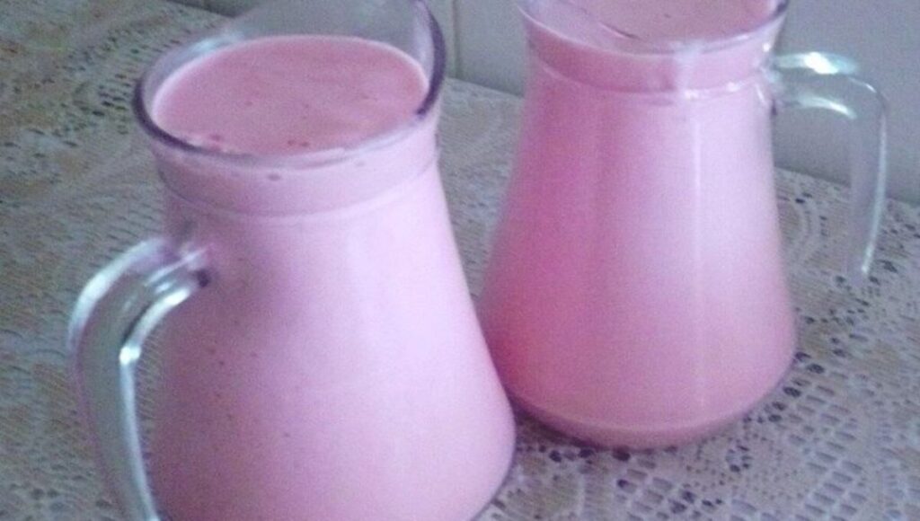 Iogurte caseiro cremoso de morango 