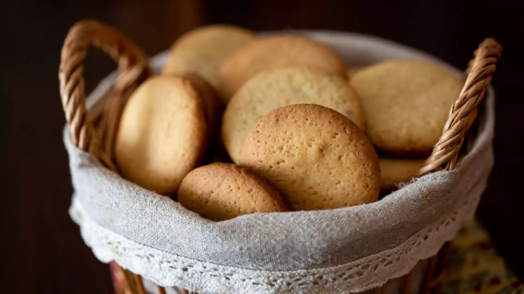 Receita de Biscoito de Nata Crocante numa cesta com pano branco delicioso