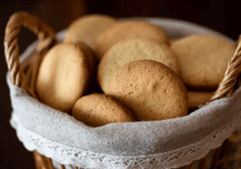 Receita de Biscoito de Nata Crocante numa cesta com pano branco delicioso
