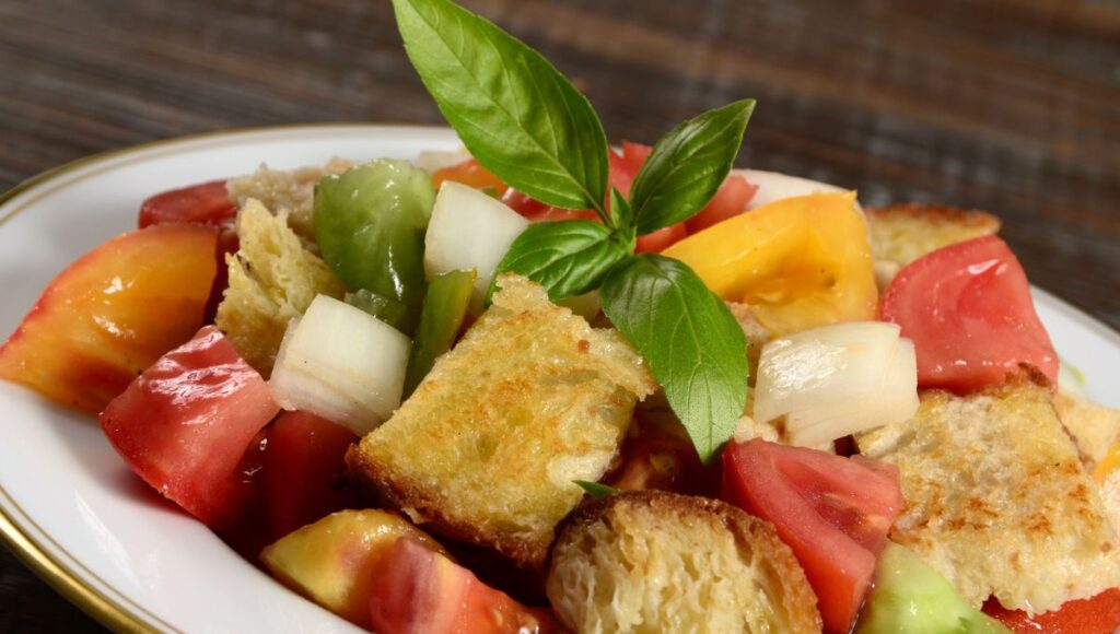 Salada de Pão Italiana Panzanella uma delícia e saudável Vem Ver