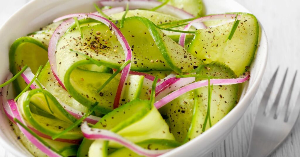 salada de pepino saudável e fácil de fazer