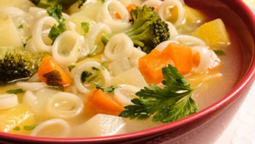 Sopa de macarrão com legumes essa receita é nutritiva e fácil de fazer