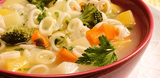 Sopa de macarrão com legumes essa receita é nutritiva e fácil de fazer