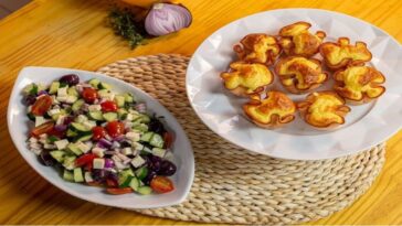 Cesta de Peito de Peru e Salada Grega para um acompanhamento leve e saboroso
