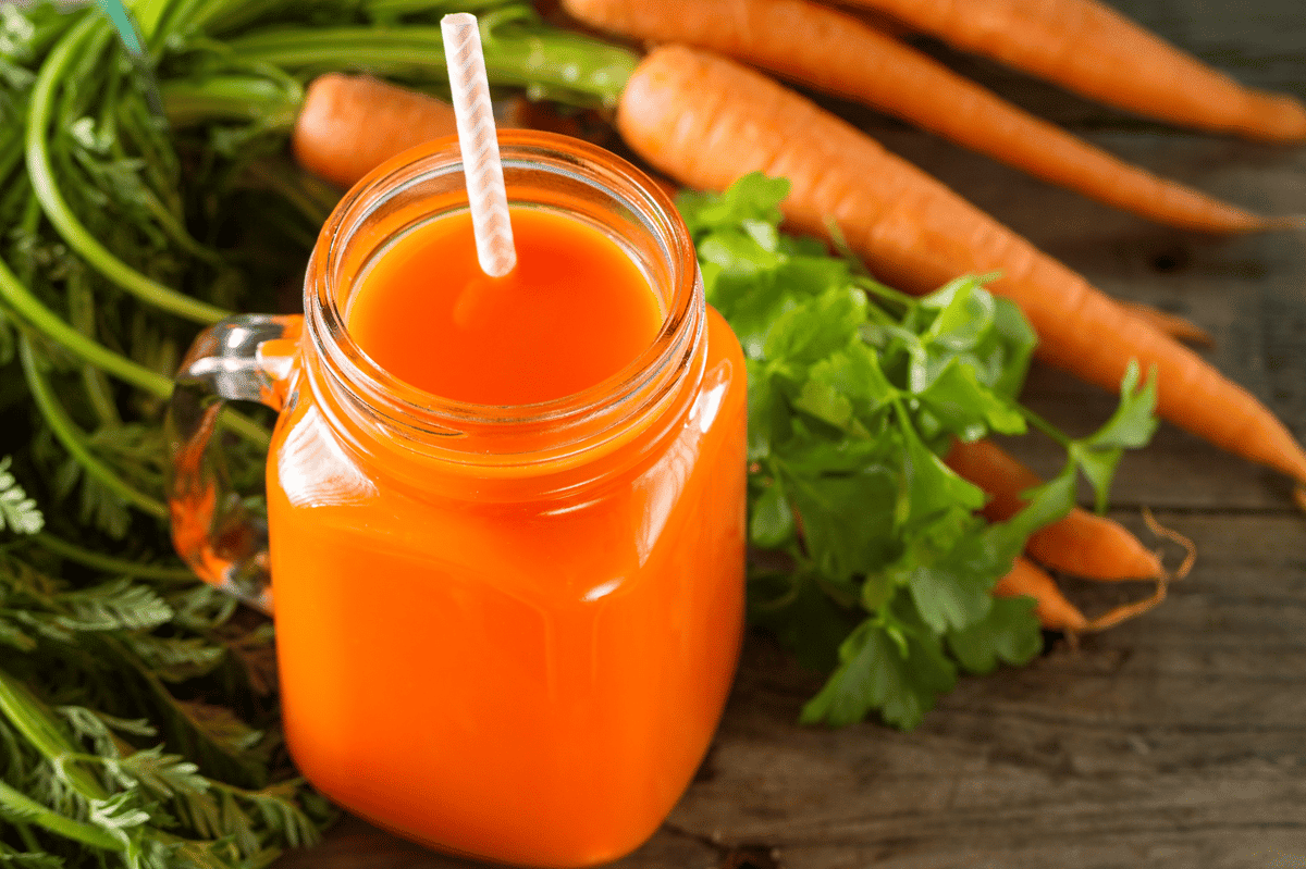 Aprenda a fazer o nutritivo suco de laranja com cenoura