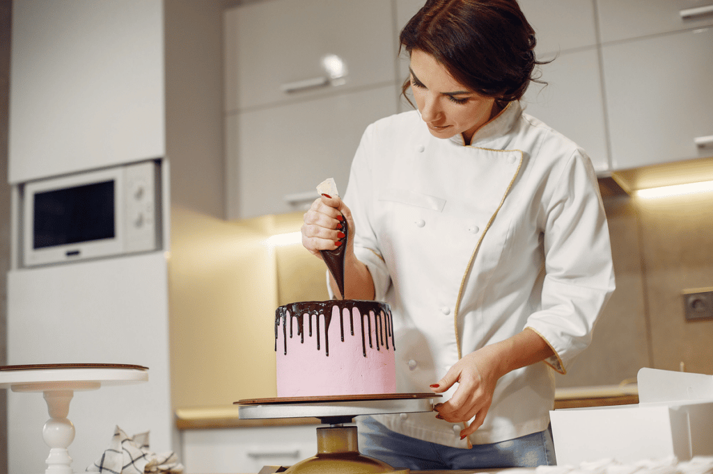 Como decorar um bolo com saco de confeiteiro