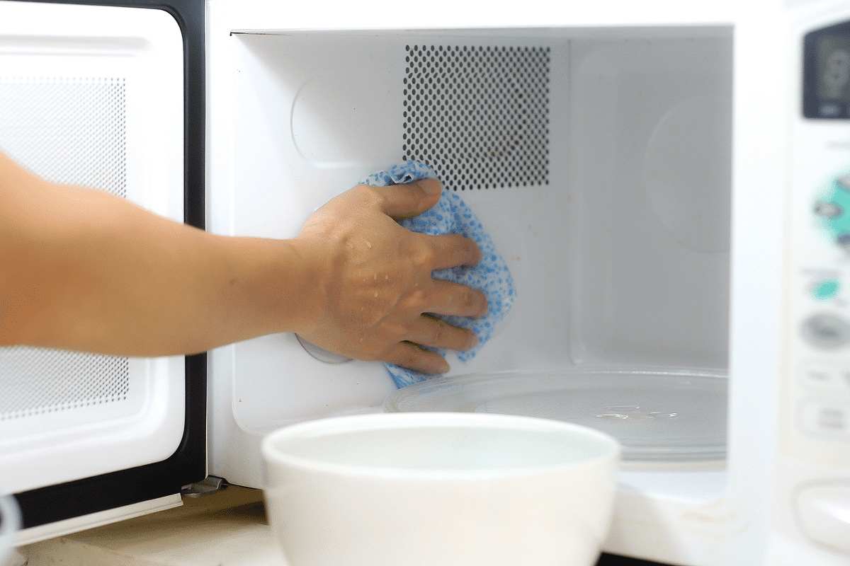 Como limpar o microondas de forma simples e fácil