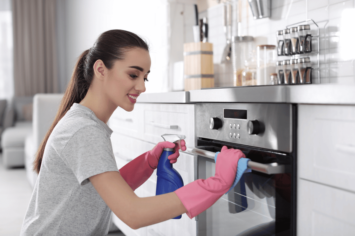 Aprenda a como limpar o vidro do forno com praticidade
