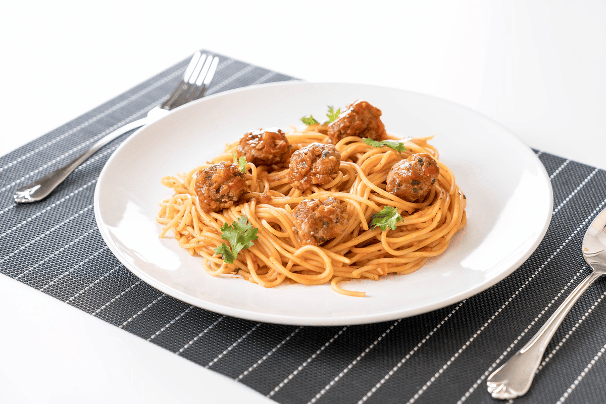 Prepare este delicioso espaguete com almôndegas
