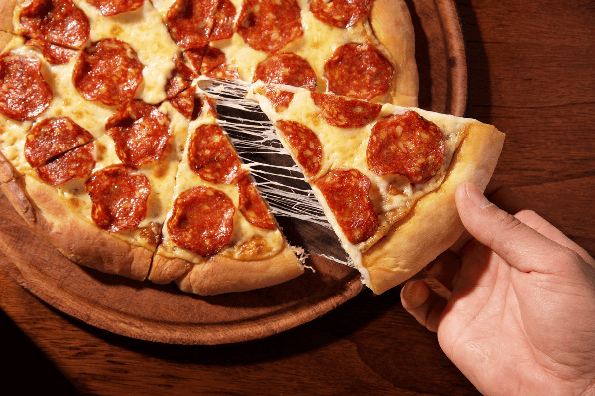 Faça você mesmo uma deliciosa mini pizza de calabresa