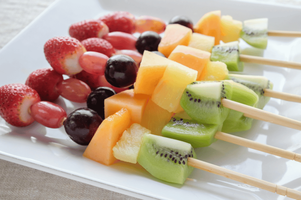 Salada de frutas no palito: Fácil e Delicioso
