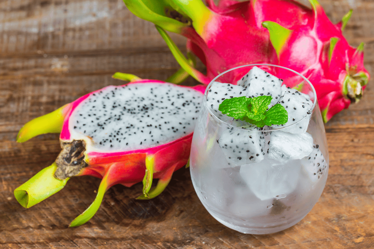 Caipiroska de pitaya e abacaxi: Drink delicioso