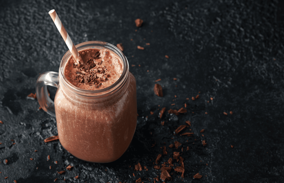 Aprenda como fazer milkshake de banana com chocolate