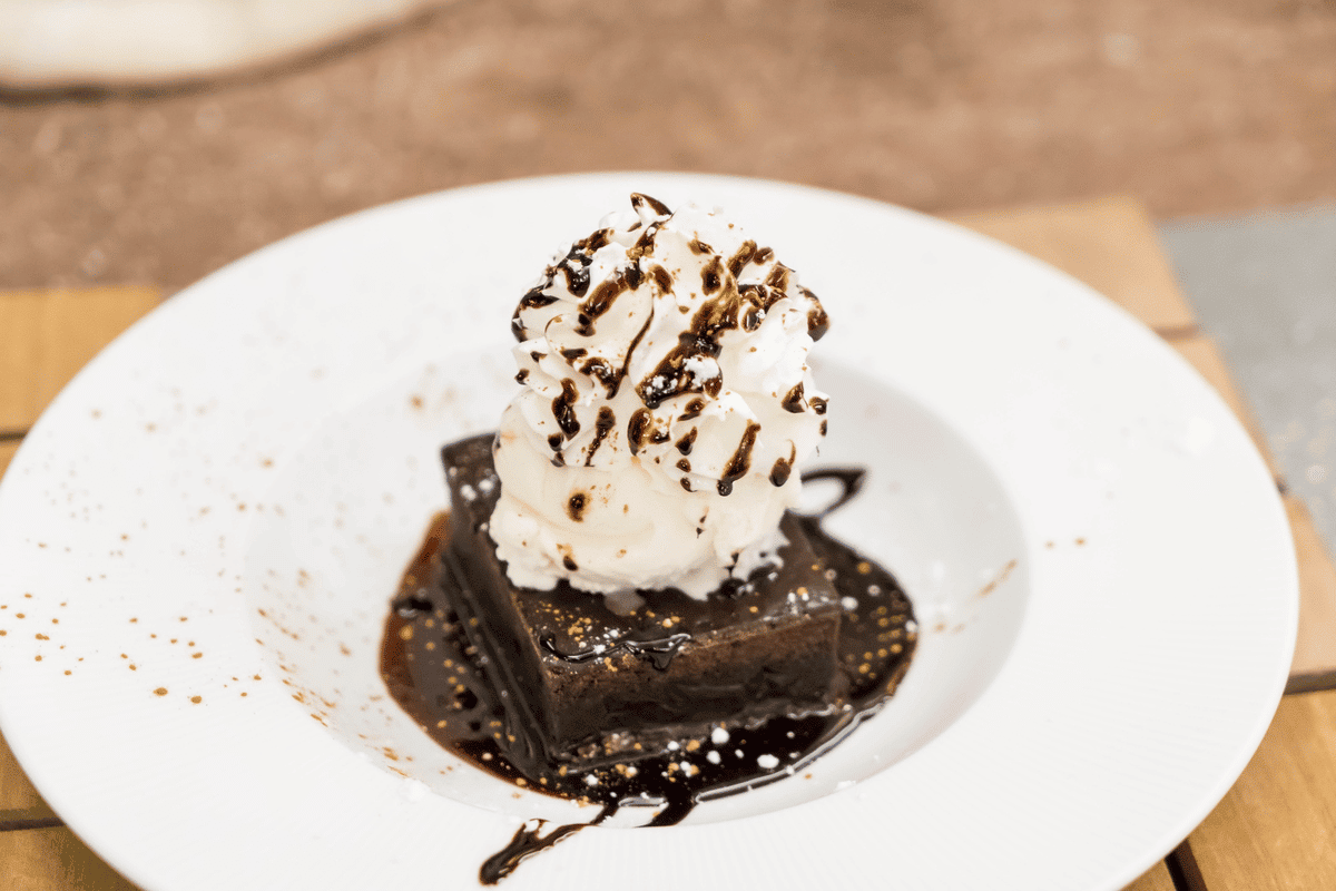 Como fazer um delicioso picolé de brownie com sorvete?