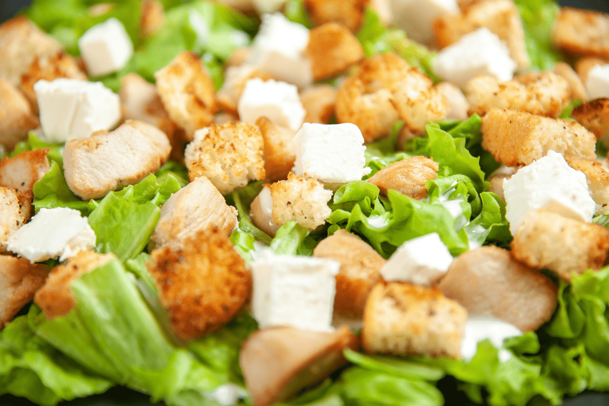 Salada Caesar diferente: Receita fácil, saborosa