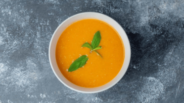 Sopa de tomate assado
