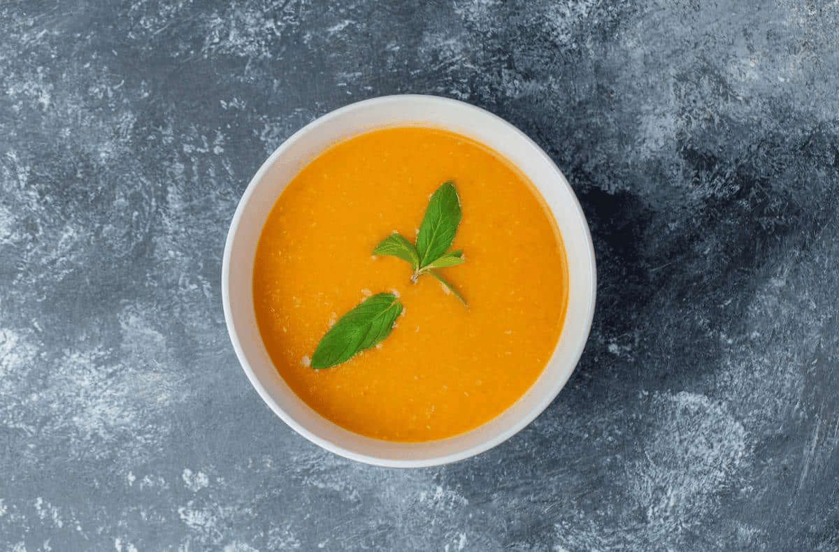 Sopa de tomate assado