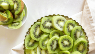 Aprenda a como fazer um bolo de kiwi rápido e gostoso