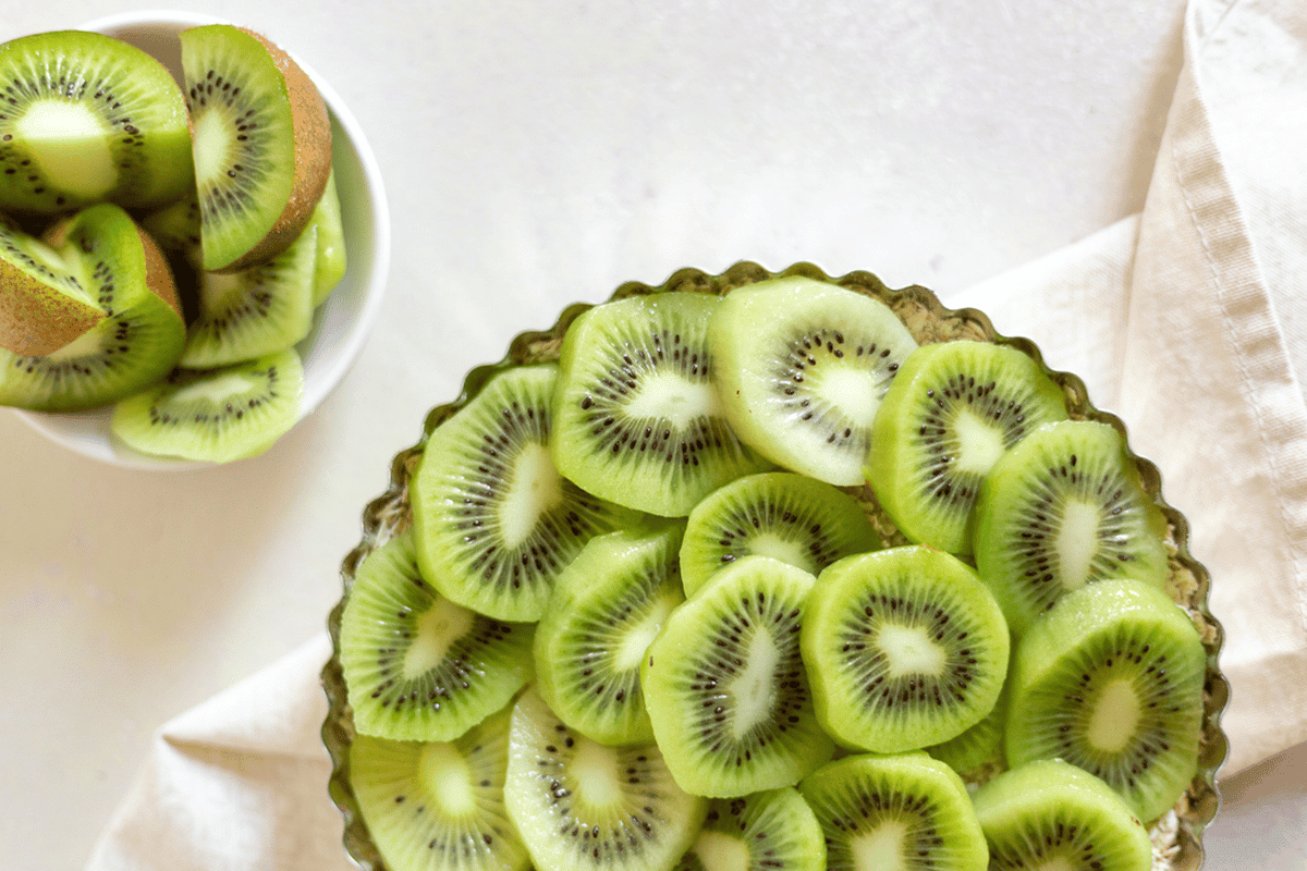 Aprenda a como fazer um bolo de kiwi rápido e gostoso