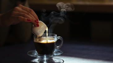 Café descafeinado faz mal? Tire a dúvida e confira benefícios